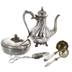 Lot d'argenterie comprenant une verseuse