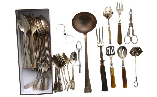 Lot de couverts en métal argenté déparei