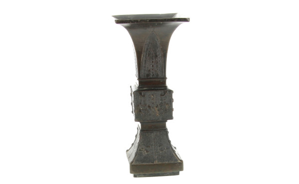 CHINE - Vase d'autel, forme cornet, en b