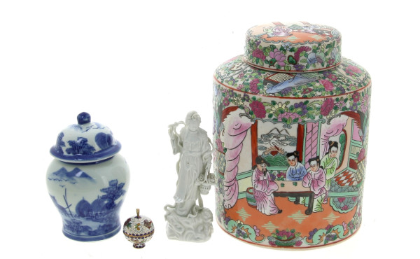 CHINE - Pot couvert en porcelaine à déco