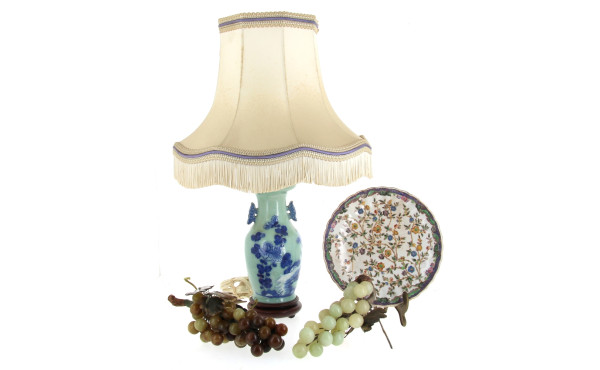 CHINE - Vase en porcelaine décor blanc b