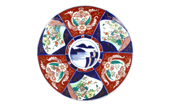 JAPON - Grand plat rond en porcelaine à 