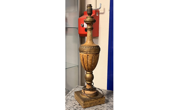 Lampe décorative en bois patiné ocre et 