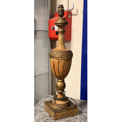 Lampe décorative en bois patiné ocre et 