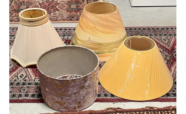 4 abats-jours modernes en bon état dont 