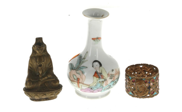 Lot comprenant un boudha en bronze H. 9 