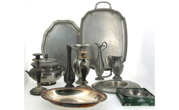 Lot d'étains dont soupière, pichets, vas