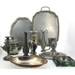 Lot d'étains dont soupière, pichets, vas