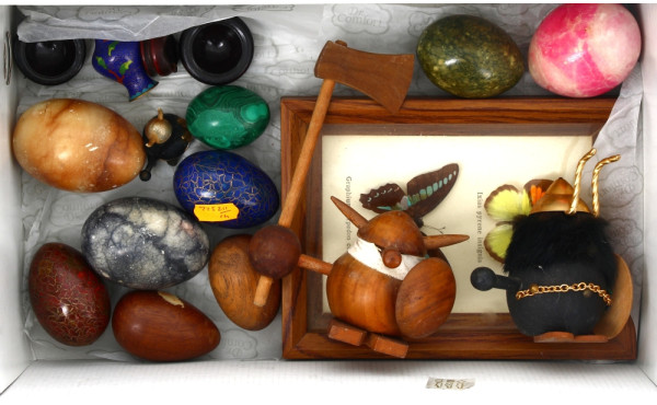 Petit lot d'œufs en pierres dures, émaux