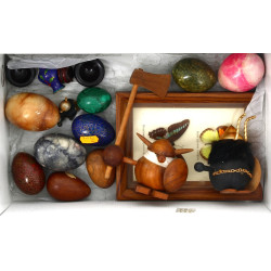 Petit lot d'œufs en pierres dures, émaux