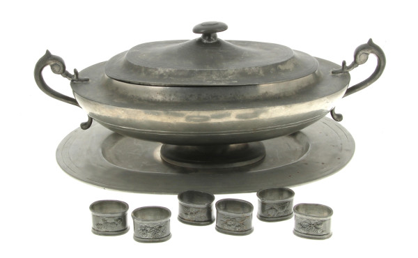 Soupière de forme ovale en étain sur son