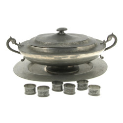 Soupière de forme ovale en étain sur son