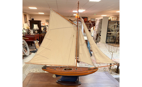 Belle maquette de Yatch 1930, sur socle.