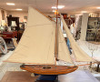Belle maquette de Yatch 1930, sur socle.