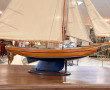 Belle maquette de Yatch 1930, sur socle.