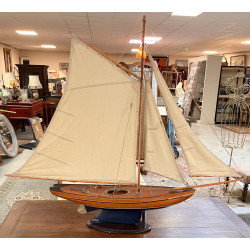 Belle maquette de Yatch 1930, sur socle.