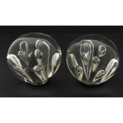 Deux presse papier, l'un à décor d'un pa