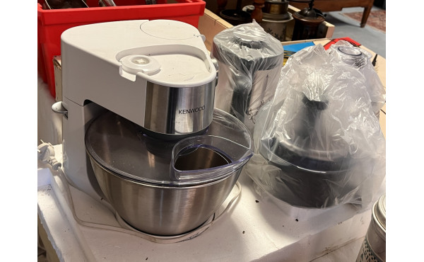 Robot KENWOOD avec accessoires (non test