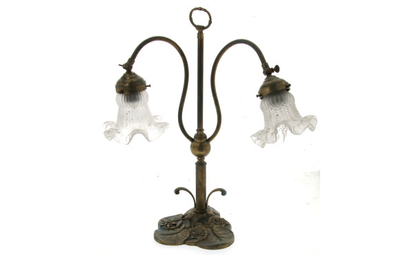 Lampe en laiton piètement en forme de né