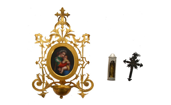 Bénitier d'applique en métal doré et méd
