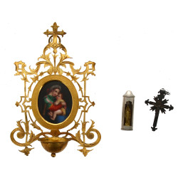 Bénitier d'applique en métal doré et méd