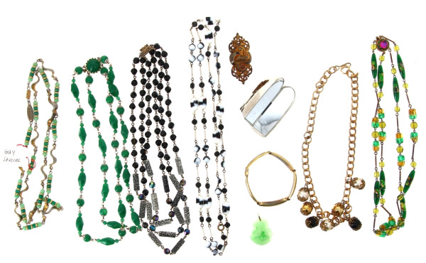 Lot de bijoux fantaisie : 6 colliers, un