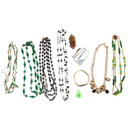 Lot de bijoux fantaisie : 6 colliers, un