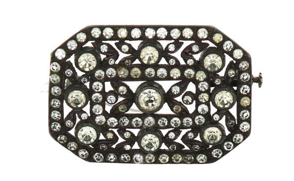 Broche plaque en métal et strass, début 