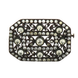 Broche plaque en métal et strass, début 