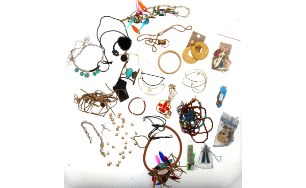 Lot de bijoux fantaisie dont collier, br