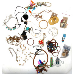 Lot de bijoux fantaisie dont collier, br