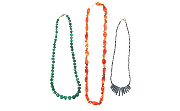 Lot de 3 colliers : en malachite, cornal