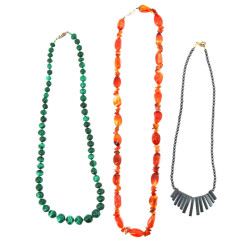 Lot de 3 colliers : en malachite, cornal