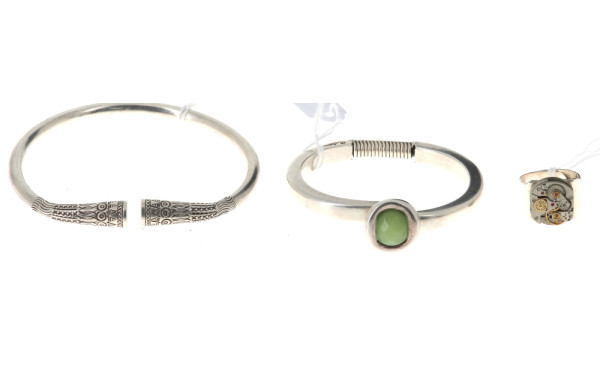 Deux bracelets en argent, travail étrang