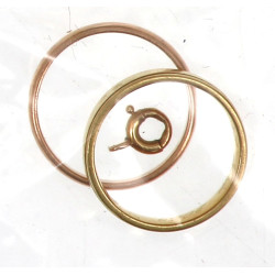 2 alliances en or et un petit fermoir en