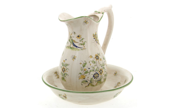 Garniture de toilette en faïence dans le