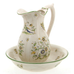 Garniture de toilette en faïence dans le