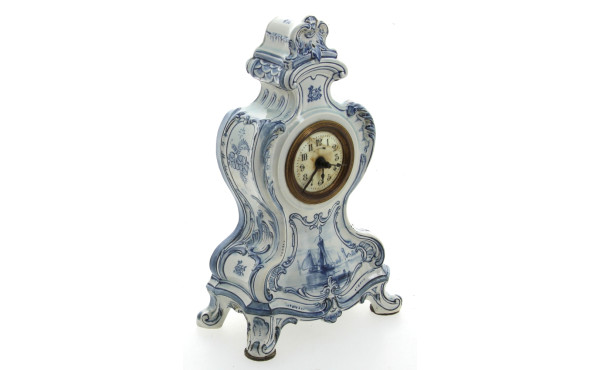 Petite pendule rocaille en faïence fine 