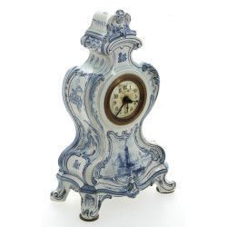 Petite pendule rocaille en faïence fine 