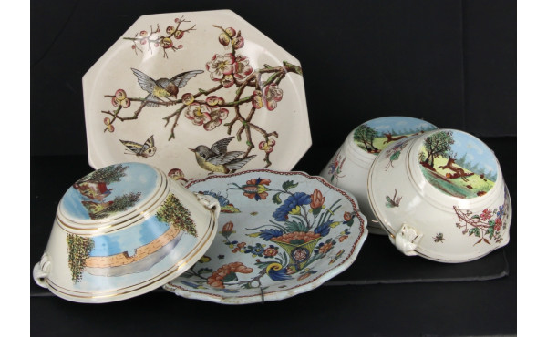 Trois récipients creux à bec verseur en 