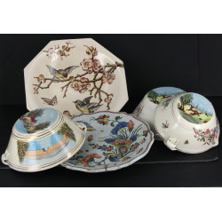 Trois récipients creux à bec verseur en 