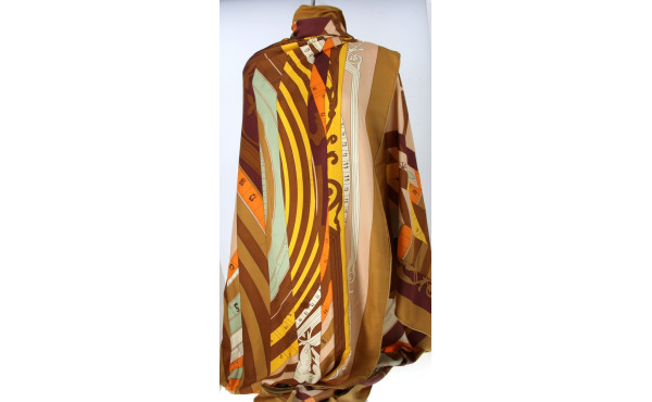 Grande étole en soie, à fond couleur car