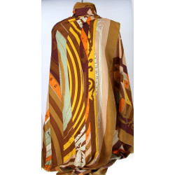 Grande étole en soie, à fond couleur car