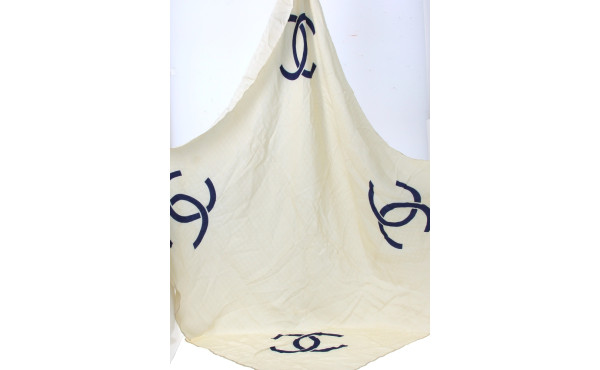 CHANEL - Carré en soie ivoire à décor de