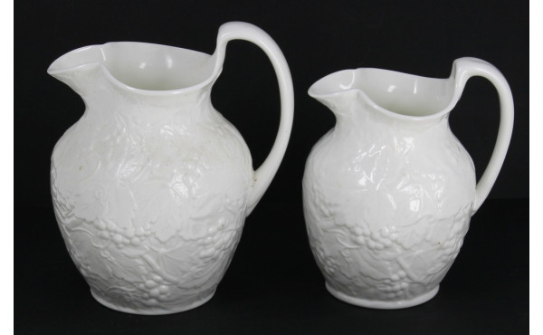 WEDGWOOD - Deux pichets en 2 tailles en 