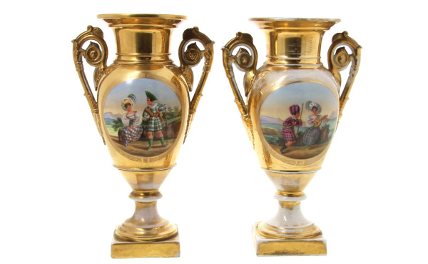 Paire de vases en porcelaine XIXème blan