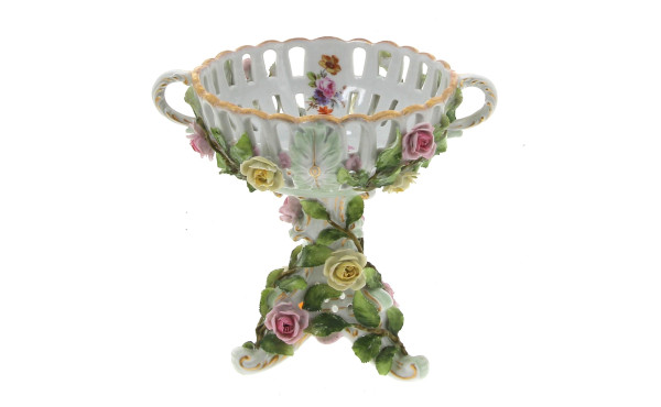 Coupe sur pied en porcelaine ajourée déc