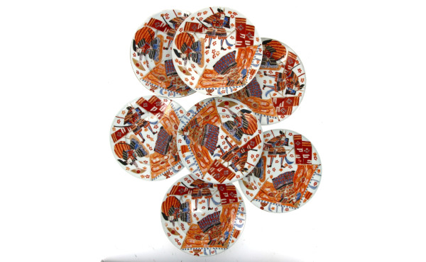 Suite de 7 assiettes en porcelaine ancie