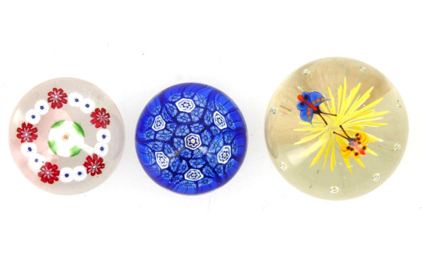 3 boules presse-papiers en verre décor m