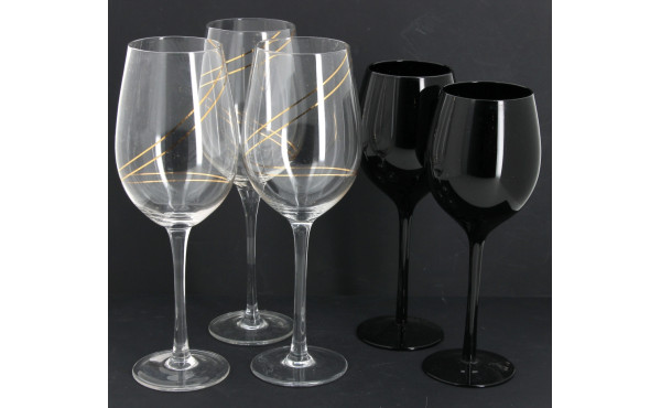 11 verres à pied en verre noir, H 23 cm 
